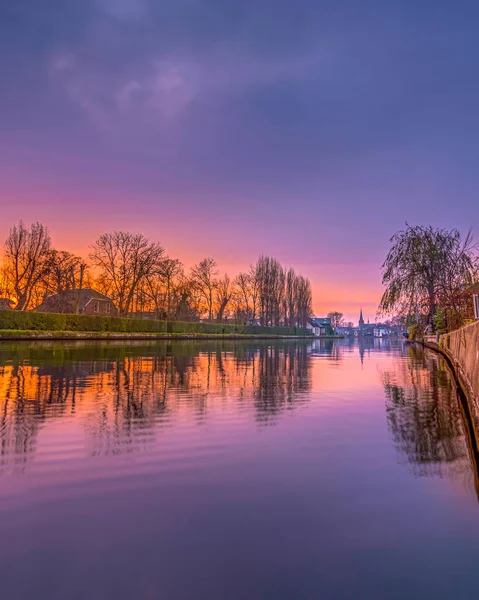 Koudekerk aan den Rijn ve Hazerswoude-Rijndijk 'teki Oude Rijn nehrinde güzel bir gün batımı.