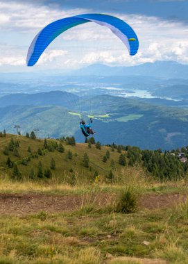 Dağlardaki paraglider