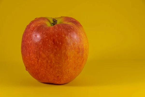 Manzana Roja Fresca Sobre Fondo Amarillo —  Fotos de Stock