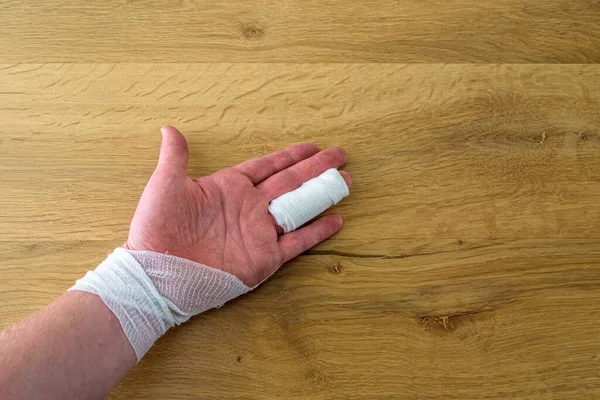 Mano Con Dedo Anular Del Vendaje Una Mesa Vista Superior — Foto de Stock