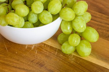 Tahta bir kasede beyaz üzümler 