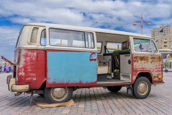 2025 Scheveningen, Hollanda 'da klasik araba fuarındaki VW kombi.