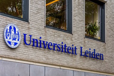 Üniversite binasında Leiden Üniversitesi logosu var..