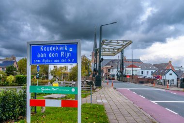 Alphen aan den Rijn belediyesine bağlı Koudekerk aan den Rijn yer adı.