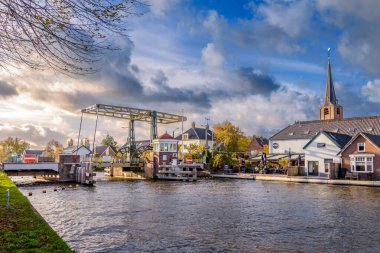Ren Nehri üzerindeki asma köprüyle Koudekerk aan den Rijn şehri