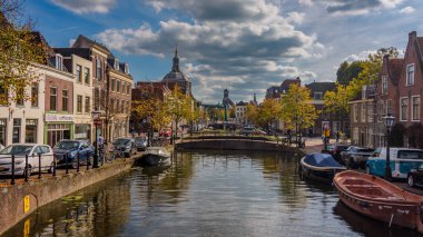Hollanda 'nın Leiden, Hollanda şehir merkezinin tipik kanal görüntüsü