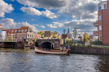 Yaşlı çift Leiden 'ın kanallarında yelken açıyor.