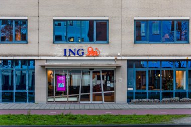 Leiden, Hollanda - 13 Aralık 2025: ING logolu Hollanda ING banka giriş binası
