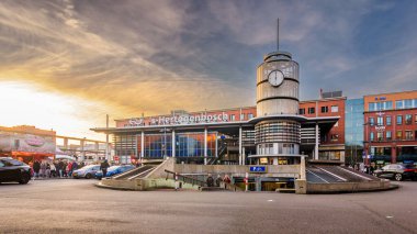 Hertogenbosch, Hollanda - 21 Aralık 2025 Kış günbatımı ile Hertogenbosch merkez tren istasyonu.