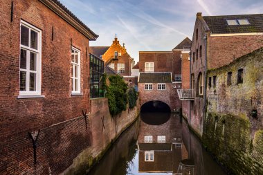 Eski evleri ve bir kanalda Den Bosch, Hollanda