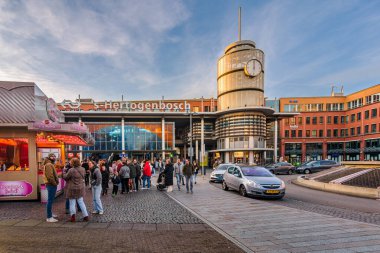 Hertogenbosch, Hollanda - 21 Aralık 2025 Kış günbatımı ile Hertogenbosch merkez tren istasyonu.