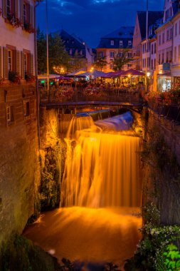 Saarburg, Almanya, 2 Ağustos 2017: Şehir merkezinde gece vakti ünlü Saarburg şelalesi