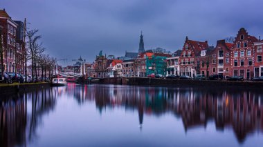 Haarlem, Hollanda, 31 Ocak 2026: Hollanda, Haarlem 'deki Spaarne Nehri