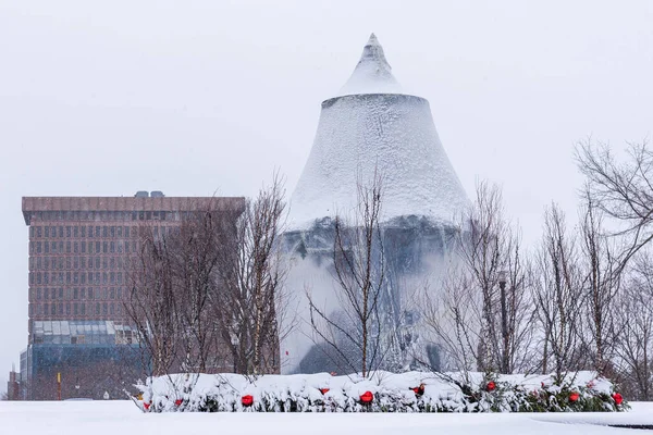 Quebec şehri, Quebec, Kanada - 17 Ocak 2021: Quebec şehri Kışın Tourny Fountain.