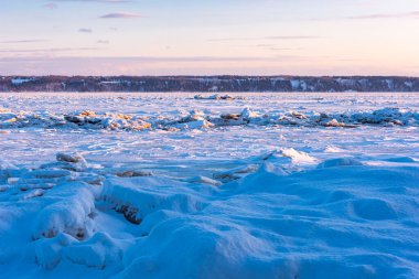 Neuville 'deki donmuş St. Lawrence nehrinde Quebec' in kış manzarası.
