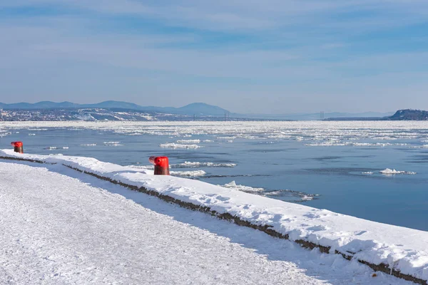 Quebec şehir rıhtımından St. Lawrence nehrinin kış manzarası görülüyor.