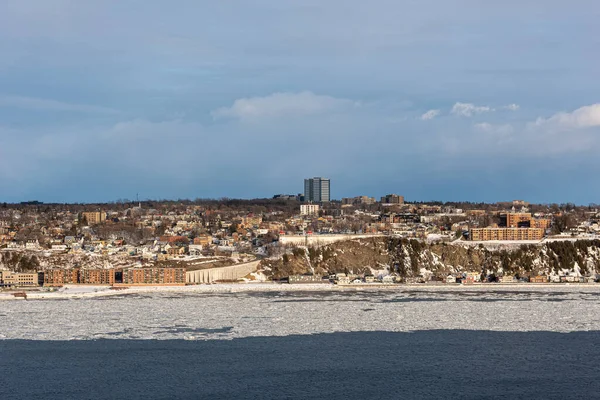 Eski Quebec şehrinden Levis ve St. Lawrence nehrinin kış manzarası