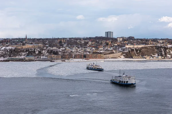 Quebec şehri, Quebec, Kanada 14 Mart 2021: Günbatımında Quebec ve Levis arasındaki St. Lawrence nehri üzerindeki feribotun kış manzarası. 