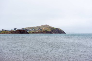 Magdalen Adaları 'ndan Havre Havre Aubert adasında bulutlu bir gün. (Iles-de-la-Madeleine). 