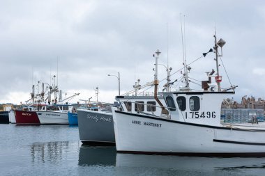 LAnse-a-la-Cabane, Quebec, Kanada - 30 Ağustos 2020: Magdalen Adalarındaki Anse a la Cabane limanında balıkçı tekneleri (Iles-de-la-Madeleine).