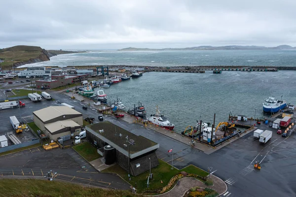 Cap-aux-Meules, Quebec, Kanada - 30 Ağustos 2020: Magdalen Adalarındaki Cap-aux-Meules limanı (Iles-de-la-Madeleine).