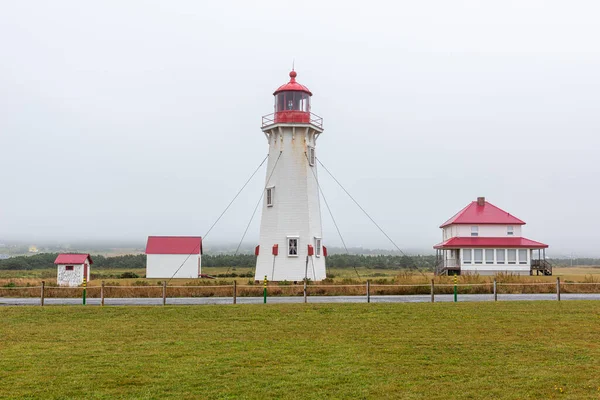 Felhős Alatt Anse Cabane Világítótorony Magdalen Szigetek Havre Aubert Szigetén — Stock Fotó