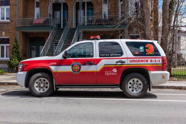 Quebec şehri, Quebec, Kanada 2 Mayıs 2021: Quebec şehir itfaiyecisi arabası Eski Limoilou ilçesinin caddesinde