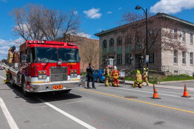 Quebec şehri, Quebec, Kanada - 2 Mayıs 2021: Eski Limoilou Bölgesi 'ndeki Quebec şehir itfaiyecilerinin müdahalesi