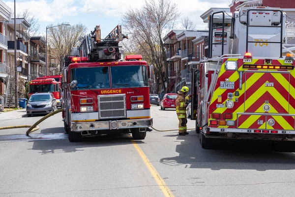 Quebec şehri, Quebec, Kanada - 2 Mayıs 2021: Eski Limoilou Bölgesi 'ndeki Quebec şehir itfaiyecilerinin müdahalesi
