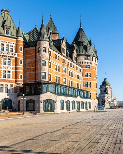 Quebec şehri, Quebec, Kanada 24 Nisan 2020: Quebec eski Quebec kentindeki Dufferin terasından Frontenac kalesinin manzarası.