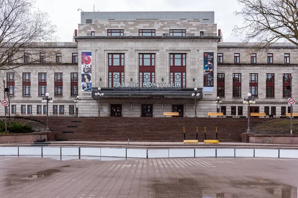 Quebec şehri, Quebec, Kanada 16 Mayıs 2020: Eski Quebec şehrindeki Youville 'de Palas Montcalm cephesi.