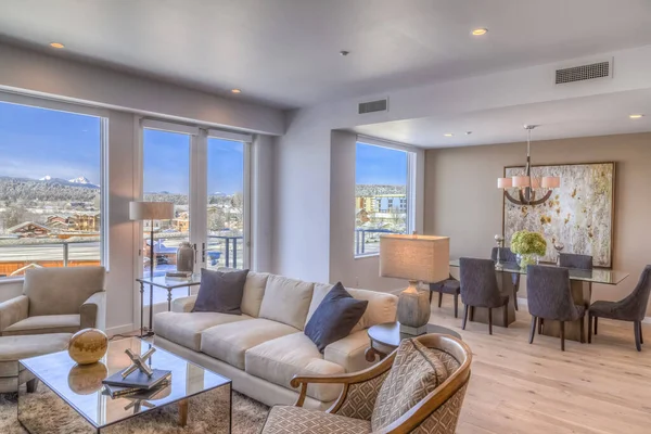 Şehre bakan modern stüdyo