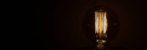 Siyah arkaplanda klasik ışık armatürü