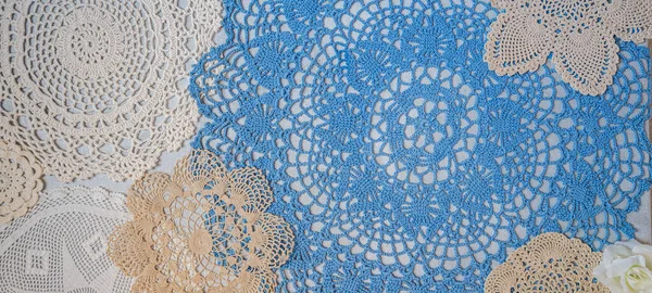 Duvara örülmüş örülü altlıklar asılıydı.