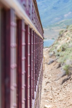 Arka planı bulanık kırmızı tren vagonunun yan görüntüsü