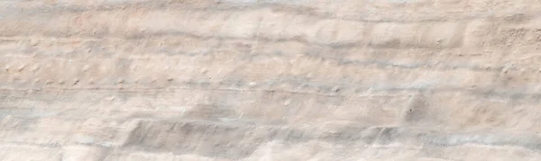 Dalgalı kumtaşına benzeyen beton püskürtülmüş.