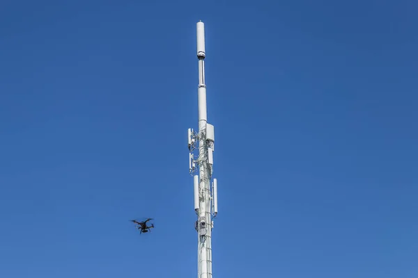 İHA sol alttaki baz istasyonunu inceliyor.