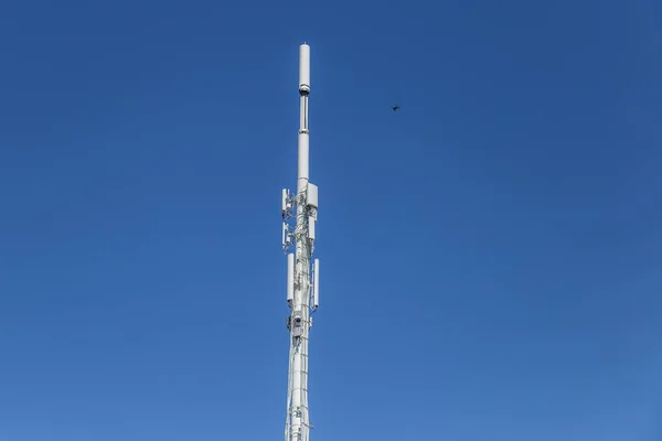 Hava aracı açık bir günde baz istasyonunu teftiş ediyor.