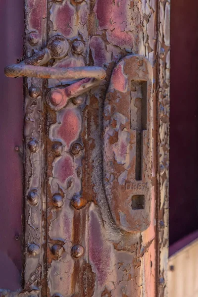 Paslı kırmızı metal tren basamağı ve mandalı