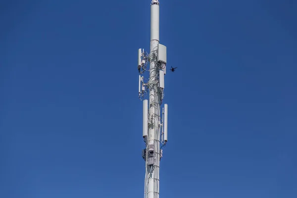 Drone Inspeccionando Parte Superior Derecha Una Torre Celular Foto Alta — Foto de Stock
