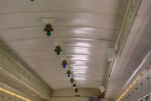Renkli ampulleri olan eski tren yolcu vagonu tavanı
