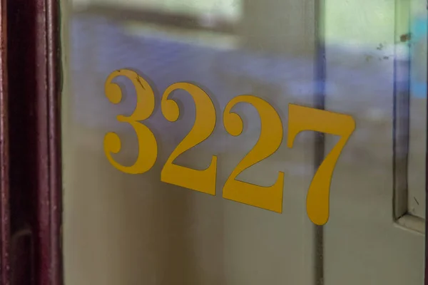 Trendeki cam kapıdaki numaralar.