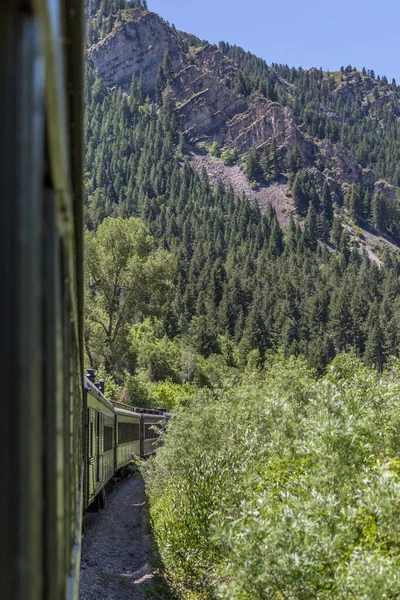Dağlardaki bir trenin yan görüntüsü