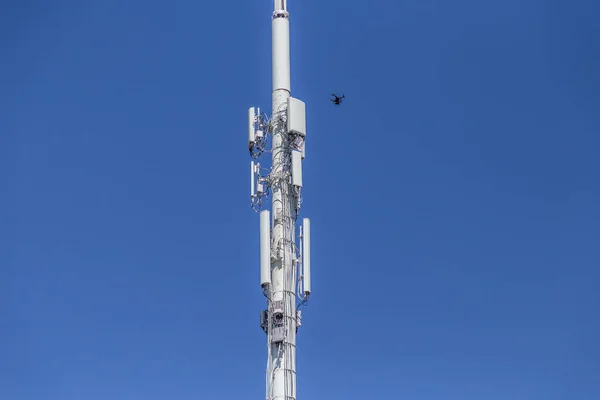 İHA bir baz istasyonunun sağ üst bölümünü denetliyor.