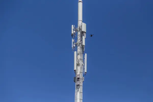 İHA, baz istasyonunun sağ üst tarafını kontrol ediyor.