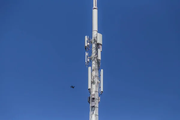 İHA, baz istasyonunun sol alt tarafını inceliyor. Yüksek kalite fotoğraf