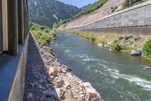 Nehir akan dağlar ve tren manzarası. Yüksek kalite fotoğraf