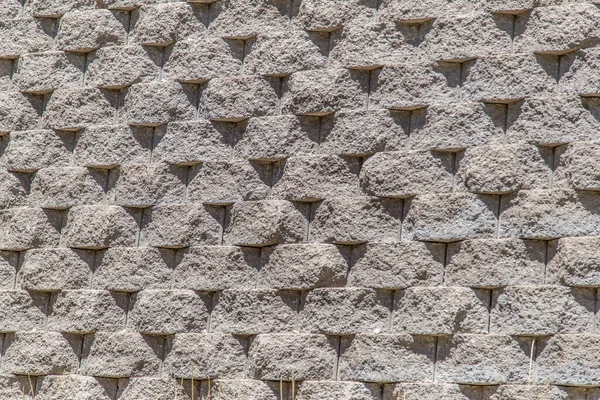 Güneşteki tuğla istinat duvarına yakın çekim. Yüksek kalite fotoğraf