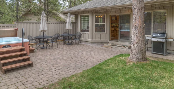 Arka bahçesinde jakuzi, barbekü ve masalar var.