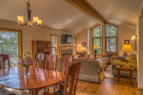 Lüks bir evde oturma ve yemek odası.